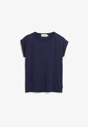 Marineblaues kurzärmeliges T-Shirt mit aufgerollten Ärmeln und Rundhalsausschnitt, flach auf weißem Hintergrund ausgelegt.