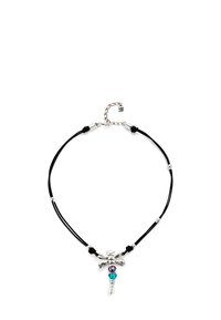 Collier en cordon noir avec pendentif en forme de libellule en argent, comportant des perles violettes et turquoise, et un fermoir réglable.