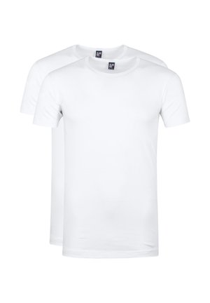 Deux T-shirts blancs unis à manches courtes et col rond empilés, montrant la vue de face avec des étiquettes de marque visibles sur les cols.