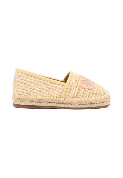 Scarpa espadrille beige intrecciata con suola in juta intrecciata e scritta ricamata rosa sulla parte superiore frontale.