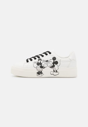 Biały trampki na platformie z czarnymi sznurowadłami, udekorowane czarno-białymi postaciami z kreskówek przedstawiającymi Mickey i Minnie Mouse całujących się z boku.