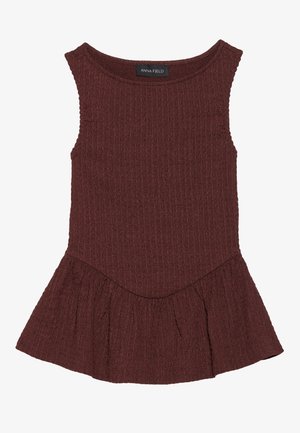 Haut en peplum bordeaux en tissu côtelé. Il présente un col rond et un ourlet évasé. Texture lisse avec un corsage ajusté.