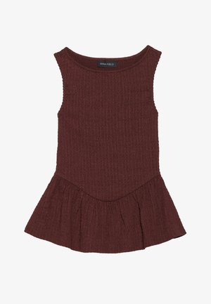 Burgundowa bluzka z peplum wykonana z prążkowanej tkaniny. Posiada okrągły dekolt i rozszerzany dół. Gładka struktura z dopasowanym stanem.