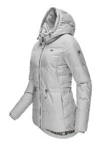Giacca a vento grigia con cappuccio, caratterizzata da una texture trapuntata, chiusura frontale con zip, tasche laterali e dettaglio logo sulla manica. Fodera interna floreale.