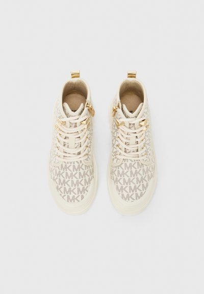 Höga sneakers med ett ljust tyg som har ett upprepat MK-logotypmönster, ljusa snörningar, guldakcenter och en texturerad sula.
