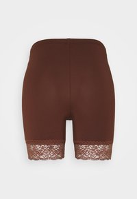 Hnědé šortky vyrobené z měkké tkaniny, opatřené dekorační krajkou na lemu. Design je hladký s délkou po kotníky.