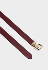 Cintura in pelle bordeaux con finitura testurizzata, dotata di una fibbia in metallo dorato e diversi fori di regolazione. I bordi sono lisci e puliti.