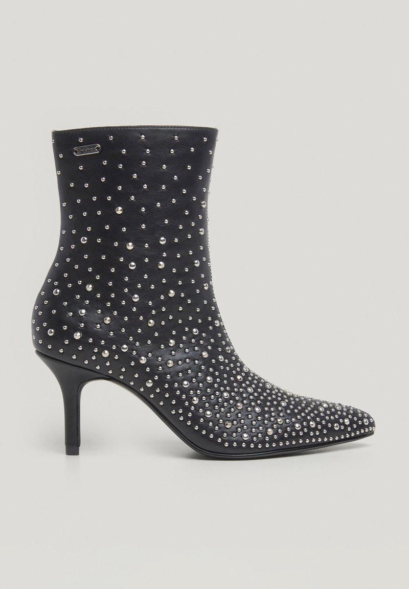 Zwarte leren enkellaars met puntige neus, stiletto-hak en verspreide zilveren studs als versiering over het oppervlak.