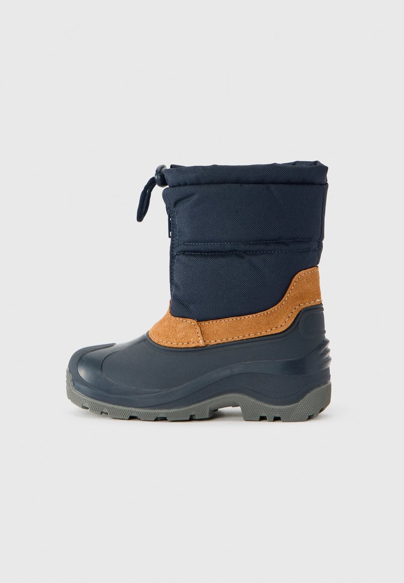 Botte d'hiver pour enfant avec tige en tissu bleu marine, détails en daim marron, semelle en caoutchouc grise et fermeture ajustable par cordon de serrage en haut.