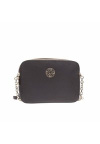 Borsa a tracolla rettangolare nera con finitura testurizzata, caratterizzata da un logo in tono oro, chiusura con zip e tracolla a catena.
