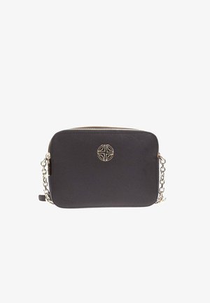 Borsa a tracolla rettangolare nera con finitura testurizzata, caratterizzata da un logo in tono oro, chiusura con zip e tracolla a catena.