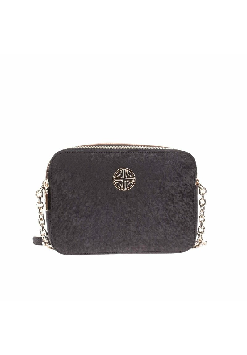 Borsa a tracolla rettangolare nera con finitura testurizzata, caratterizzata da un logo in tono oro, chiusura con zip e tracolla a catena.