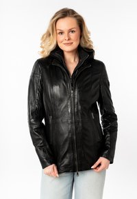 Zwarte leren jas met een ritssluiting aan de voorkant, hoge kraag en twee zijzakken; heeft naaddetails en een gladde, glanzende textuur.