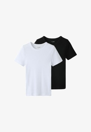 Deux t-shirts unis à manches courtes et col rond, un blanc devant et un noir derrière, étalés à plat sur un fond blanc.