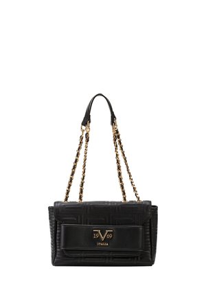 Sac à main en cuir noir avec des bandoulières en chaîne dorée, un rabat avant et un logo doré "19V69 Italia" sur la poche avant.
