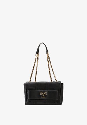 Schwarze Lederhandtasche mit goldfarbenen Kettenriemen, einer vorderen Klappe und einem goldenen "19V69 Italia"-Logo auf der Fronttasche.