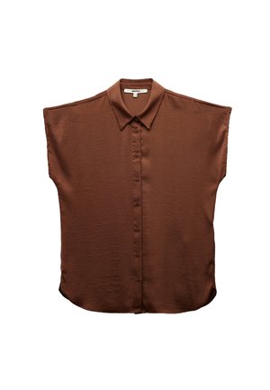 Braunes ärmelloses Hemd mit Knopfleiste, spitzem Kragen und breiten Schultern, auf einem weißen Hintergrund präsentiert.