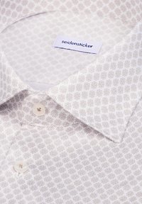 Chemise blanche avec un motif géométrique subtil en beige clair, dotée d'un col classique, d'un bouton unique et d'une étiquette Seidensticker.