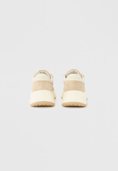 Μπεζ sneakers με συνδυασμό λείου και υφασμένου σουέντ. Στρογγυλεμένο σχήμα με μαξιλαρωμένη σόλα και υφασμένο πέλμα για καλύτερη πρόσφυση. Μινιμαλιστικός σχεδιασμός.