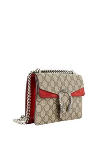 Petit sac à main Gucci beige et marron avec garniture en daim rouge, bandoulière chaîne argentée et fermoir tête de cheval argenté sur le rabat avant.