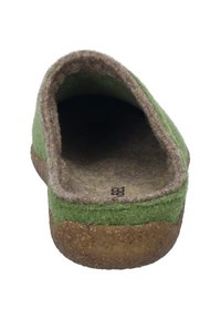 Zielony filcowy but na slip-on z grubą, teksturowaną podeszwą z korka. Wnętrze ma miękkie brązowe wykończenie. Okrągłe z tyłu i otwarte z przodu.