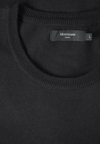 Svart stickad tröja med ribbat rundhals. Har en etikett som visar "Matinique" och storlek "L." Slät textur och enkel design.