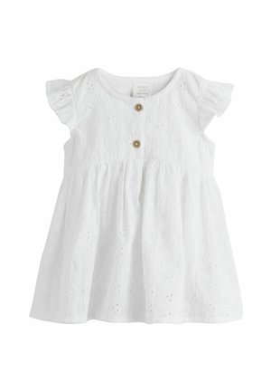 Weißes Baby-Kleid mit kurzen Rüschenärmeln, Lochmuster und zwei runden Holzknöpfen vorne, mit tailliertem Schnitt.