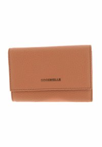 Portefeuille en cuir texturé marron clair avec fermeture rabat et logo métallique "COCCINELLE" centré sur le devant.