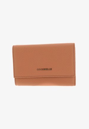 Portefeuille en cuir texturé marron clair avec fermeture rabat et logo métallique "COCCINELLE" centré sur le devant.