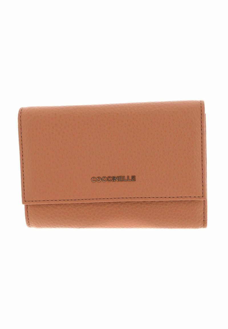 Portefeuille en cuir texturé marron clair avec fermeture rabat et logo métallique "COCCINELLE" centré sur le devant.
