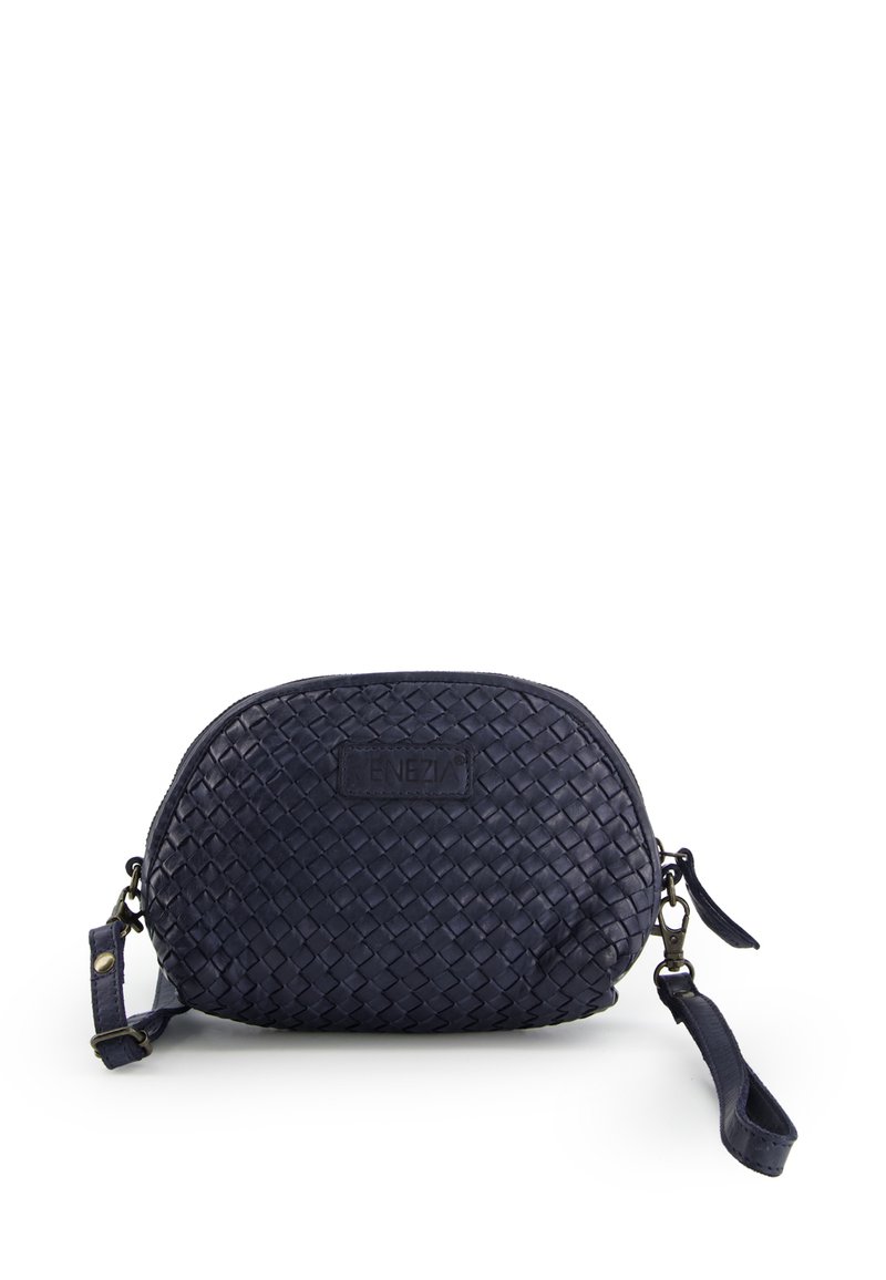 Vævet navy læder clutch taske med en rund form, aftagelig håndledsrem og præget logo på fronten, der har en struttende overflade.