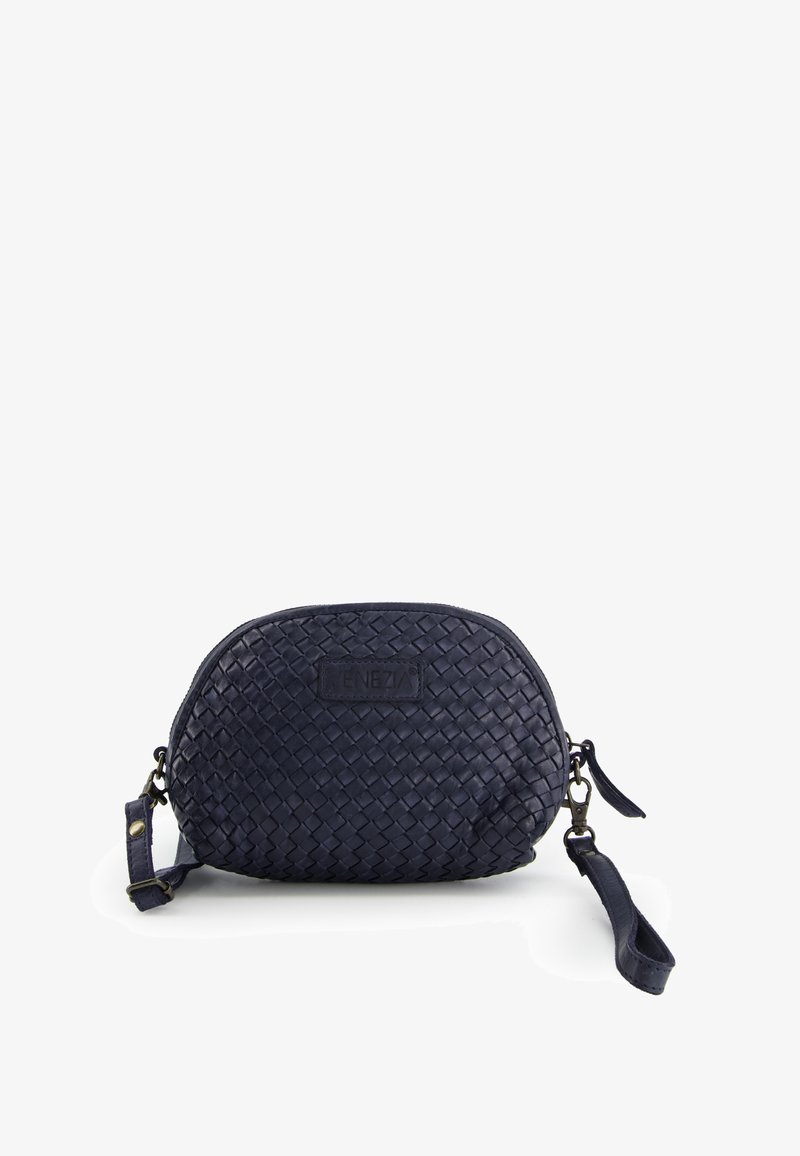 Vævet navy læder clutch taske med en rund form, aftagelig håndledsrem og præget logo på fronten, der har en struttende overflade.