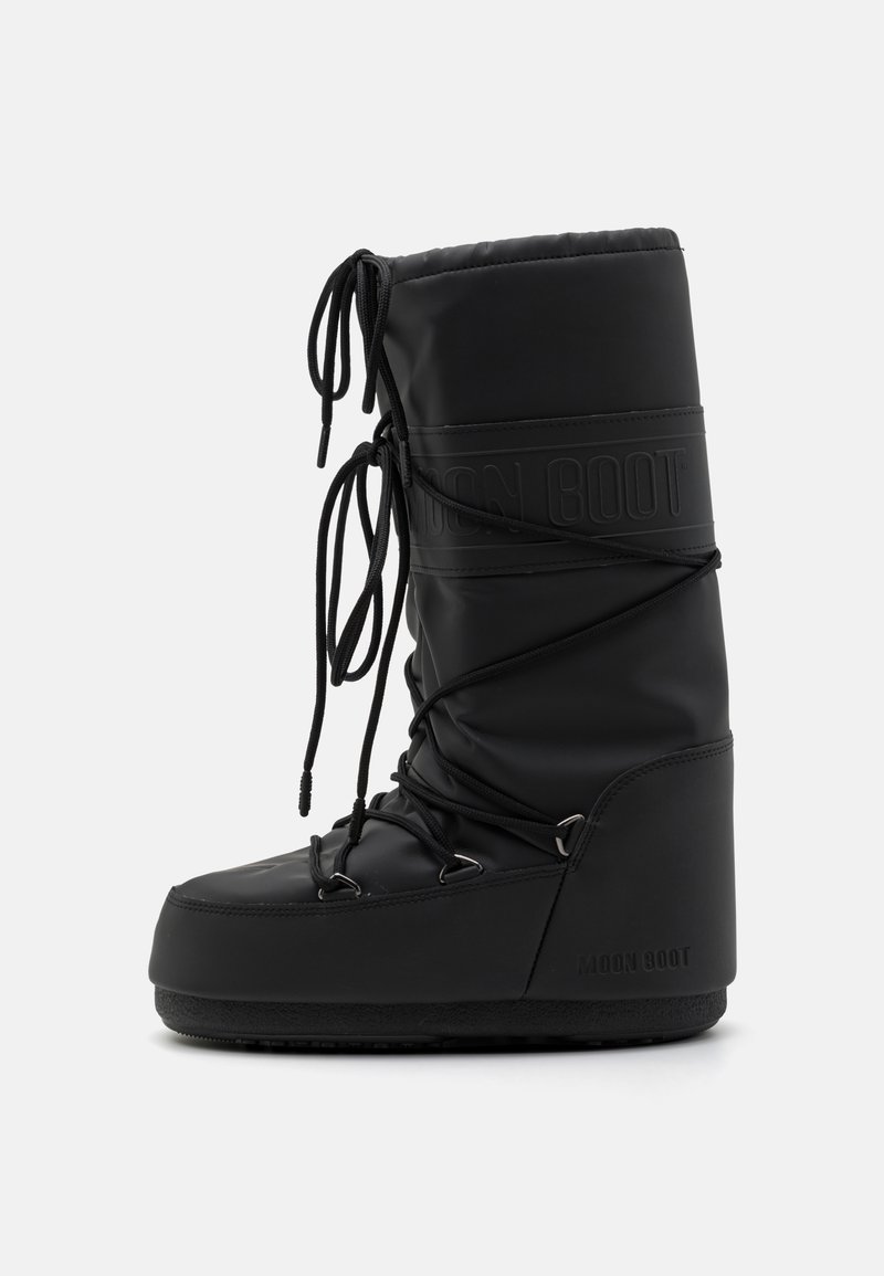 Črne nepremočljive zimske čevlje s podloženim, visokim dizajnom. Imajo nastavljive vezalke, kovinske oči in teksturiran gumijast podplat.