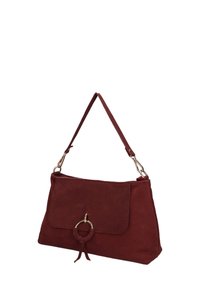 Rode suède handtas met een klep sluiting, voorzien van een ronde gouden hardware accent en een afneembare schouderband voor veelzijdige draagmogelijkheden.