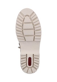 Biała gumowa podeszwa z głębokimi wzorami bieżnika, formowany kształt oraz czerwony akcent logo w pobliżu środka. Gładka struktura z delikatnymi rowkami.