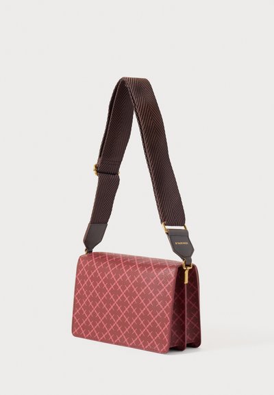 Prostokątna bordowa torebka z teksturowanym wzorem, wyposażona w brązowy pasek jodełkowy, złote okucia i gładkie wykończenie.