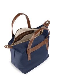 Borsa blu navy con dettagli in pelle marrone, chiusura con zip e doppi manici. Interno con motivo beige chiaro. Materiale resistente.