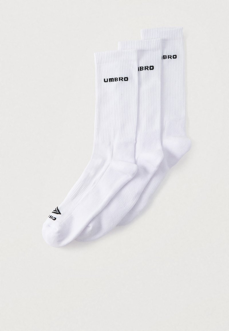 Calzini bianchi in cotone, tre paia, con trama a coste e logo "UMBRO" nero. Lunghezza standard fino al polpaccio con punta rinforzata.