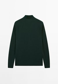 Langmouwen polo-shirt in donker groen, met een platte kraag en een gladde stoftextuur, zonder zichtbaar versieringen of patronen.