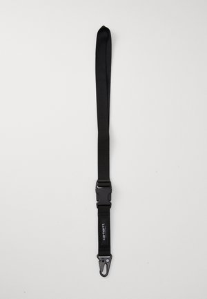 Cinta de nylon preta com comprimento ajustável, apresentando uma fivela de plástico e um gancho de metal na extremidade para fixação. Textura suave e design minimalista.