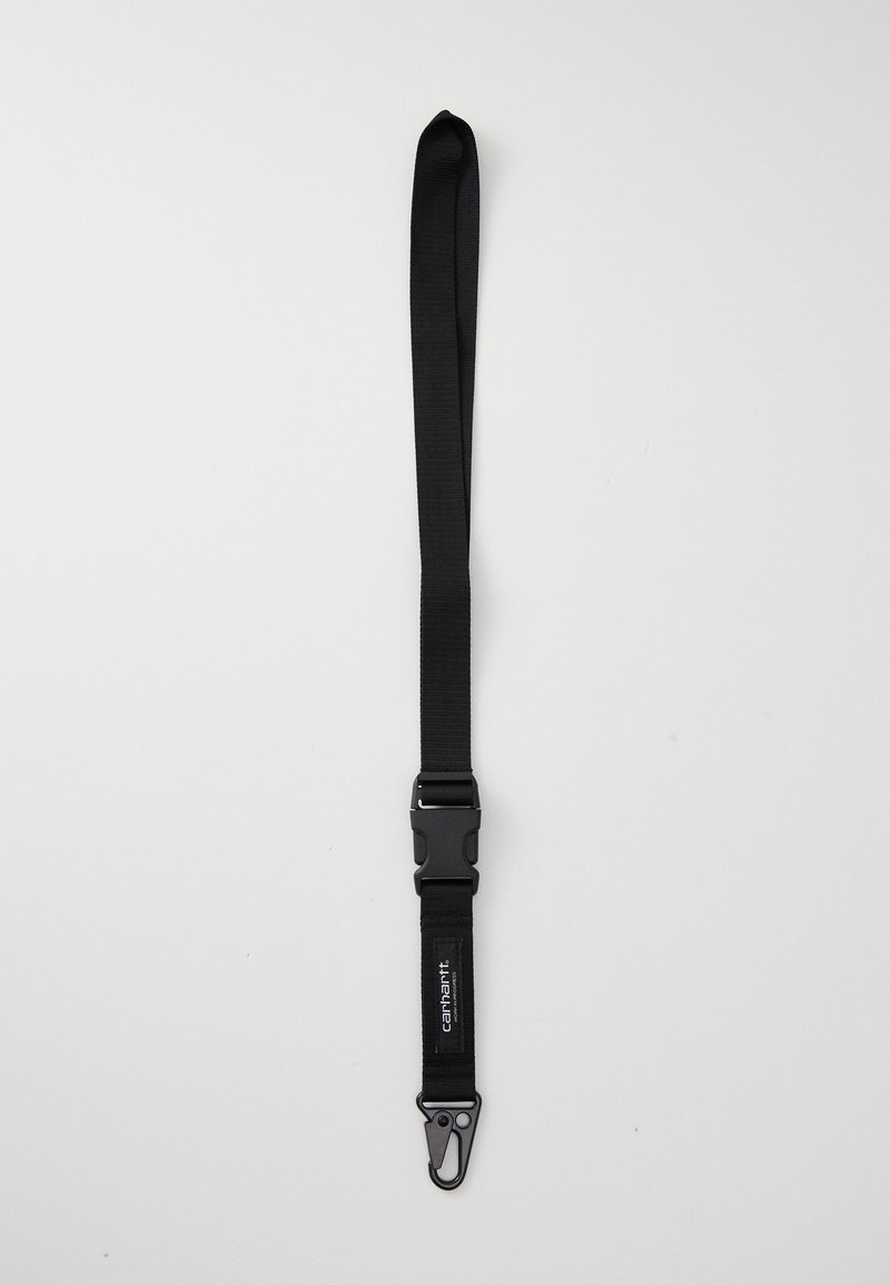 Sangle en nylon noir avec longueur ajustable, dotée d'une boucle en plastique et d'un crochet en métal à l'extrémité pour l'attache. Texture lisse et design minimal.