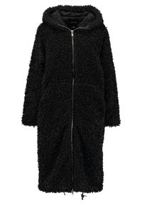 Abrigo de forro polar negro con capucha, que cuenta con un zipper de longitud completa, mangas largas y una superficie texturizada y desgreñada.