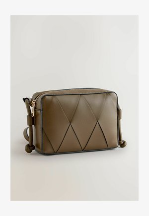 Geantă de mână din piele maro cu formă rectangulară, având un design matlasat și tiv negru contrastant. Închidere cu fermoar și curea reglabilă.