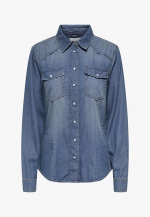Camicia di denim in un lavaggio azzurro chiaro con maniche lunghe, collo classico e due tasche sul petto con bottone. Presenta una chiusura frontale con bottoni e cuciture sottili.