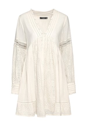 Biała sukienka z długim rękawem, dekoltem w kształcie litery V, guzikami pokrytymi tkaniną, koronkowymi panelami na rękawach oraz haftem oczkowym na całej powierzchni.