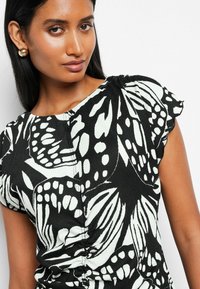 Next TEXTURED RUCHED REGULAR FIT - Vapaa-ajan mekko - mono abstract