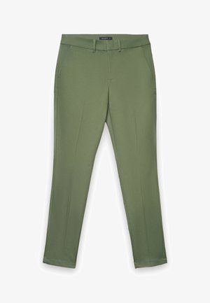 Pantaloni verde oliva a taglio aderente con passanti per cintura, tasche laterali e chiusura frontale con cerniera, distesi su uno sfondo bianco.