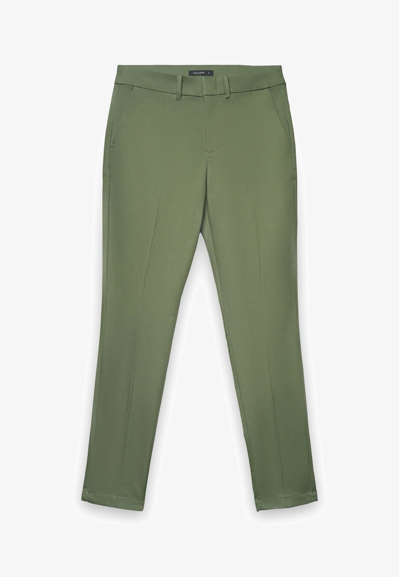 Pantaloni verde oliva a taglio aderente con passanti per cintura, tasche laterali e chiusura frontale con cerniera, distesi su uno sfondo bianco.