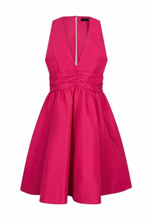 Mouwloze felroze jurk met diepe V-hals, geplooide taille en een uitlopende rok tot op de knie.