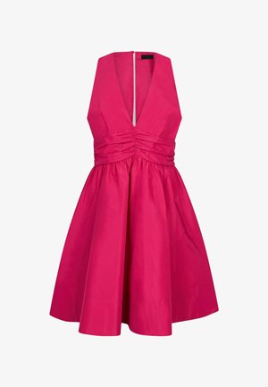 Hihaton kirkkaan pinkki mekko, jossa on syvä V-pääntie, rypytetty vyötärön yksityiskohta ja helma levenee polven alle.